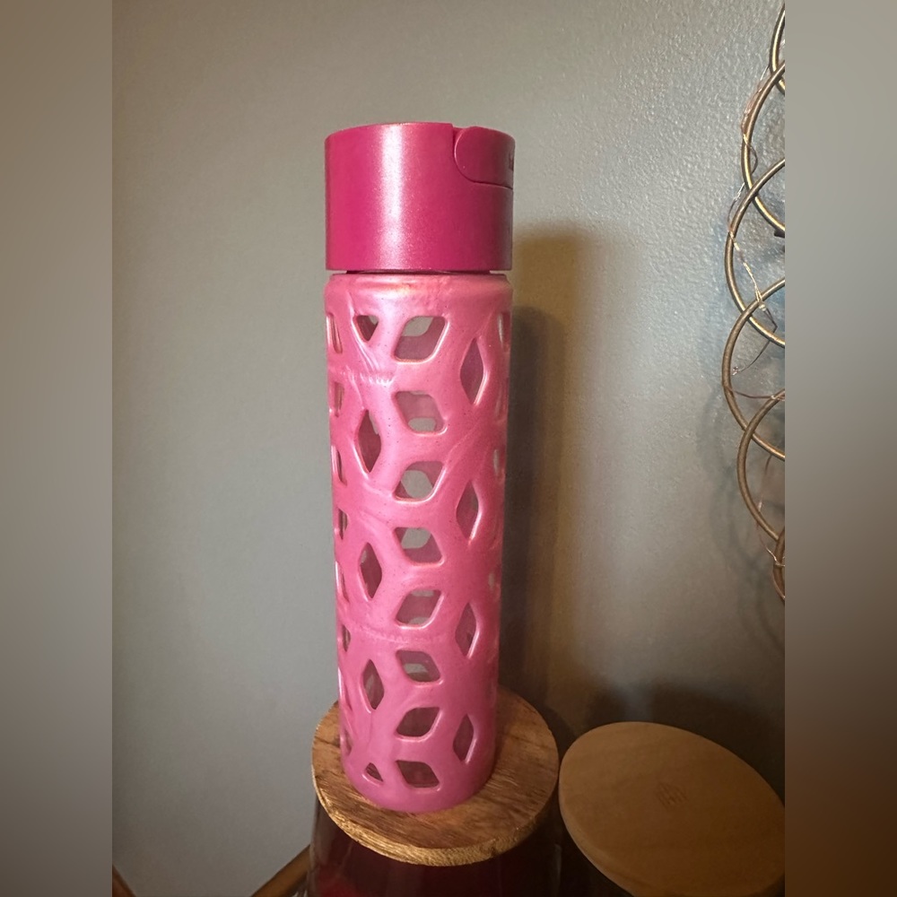 Lululemon Athletic silicon sleeve glass water bottle